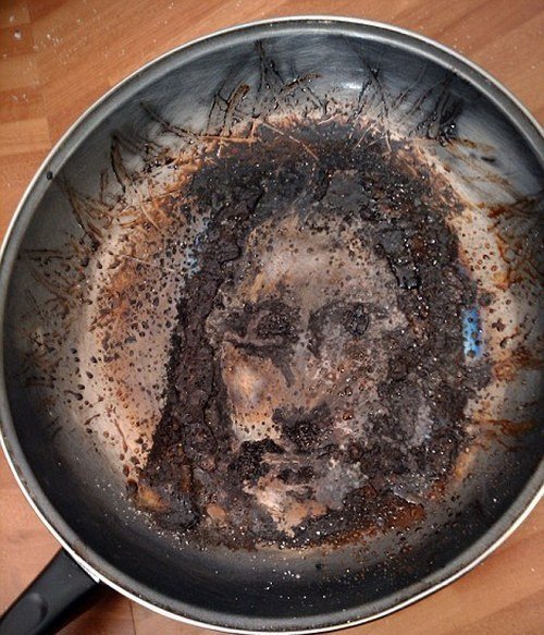 Лик Христа на сковороде (3 фото)