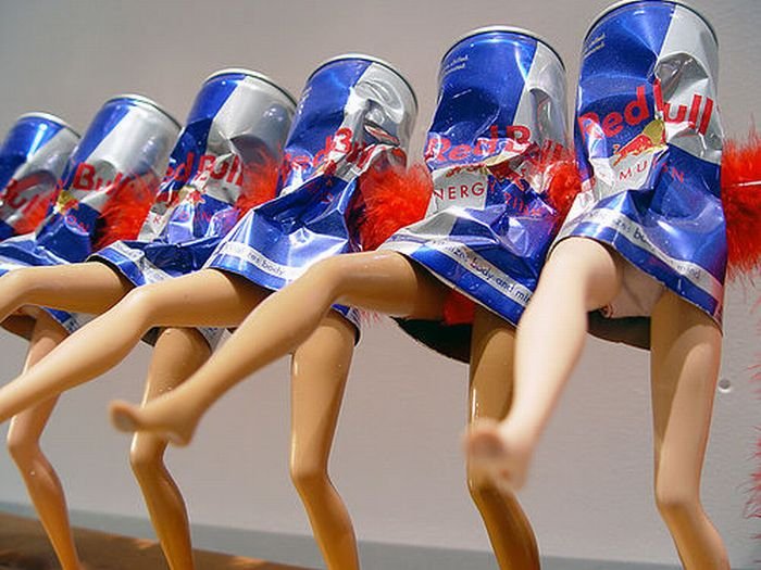Скульптуры из банок Red Bull (23 фото) .
