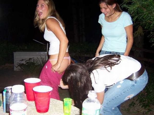Пьяные девушки снимают трусы (40 фото)