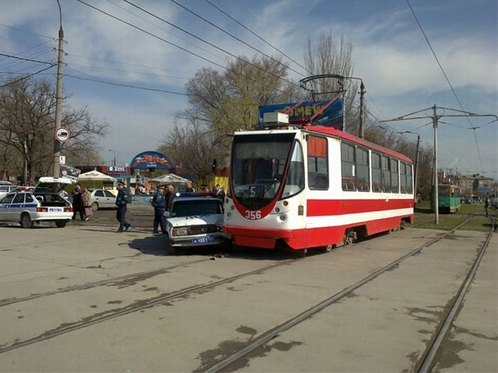 Трамвай против ДПС (8 фото)