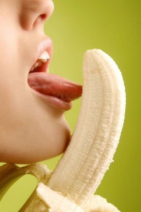 Девушки с бананами (18 фото)