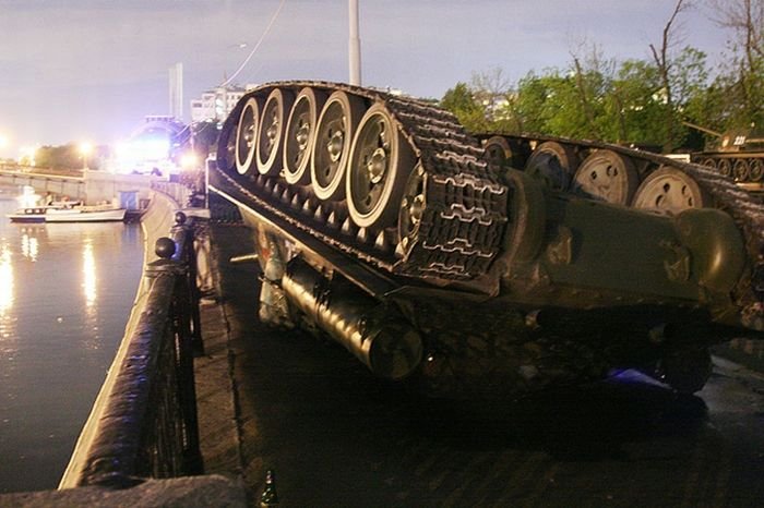 Перевернутый танк в Москве (10 фото)