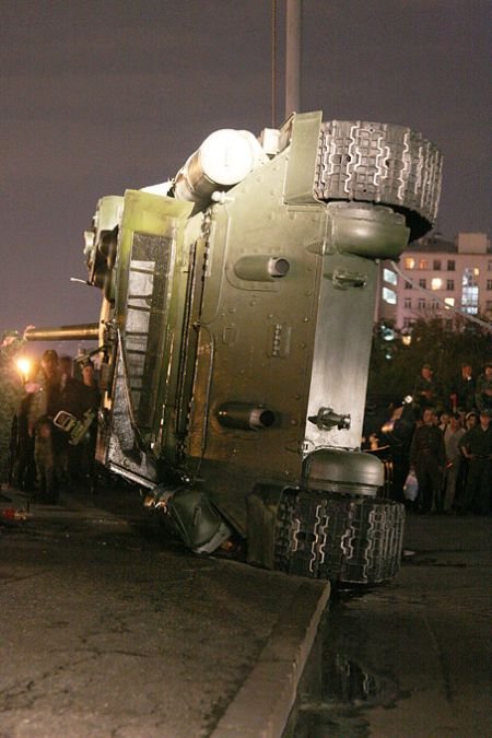 Перевернутый танк в Москве (10 фото)