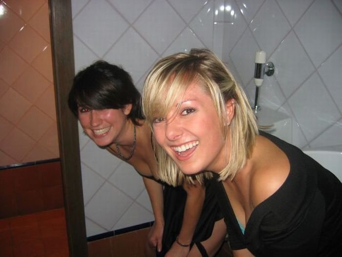 Девушки в мужских туалетах (53 фото)