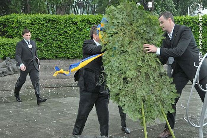 Янукович получил венком (8 фото)