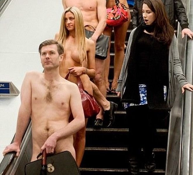 Голые офисные работники в метро (5 фото)