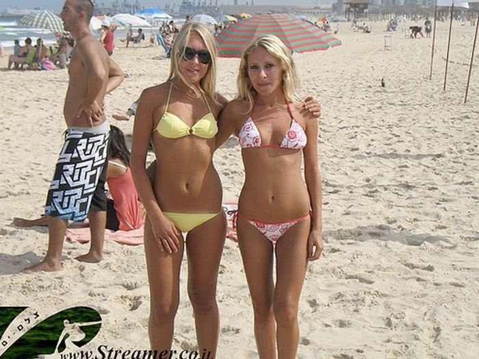 Пляжные девушки (63 фото)