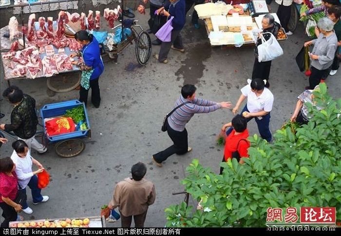Драка на китайском рынке (16 фото)