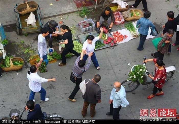 Драка на китайском рынке (16 фото)