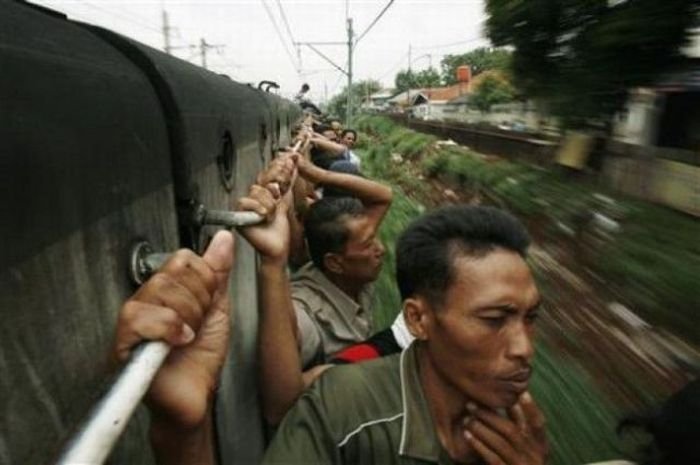 Поездка на поезде в Индонезии (26 фото)