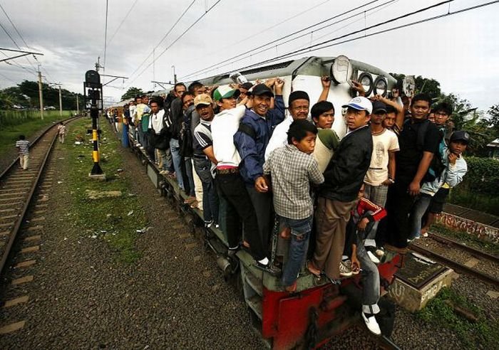 Поездка на поезде в Индонезии (26 фото)