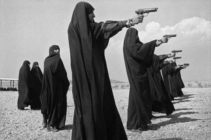 Девушки с оружием (74 фото)