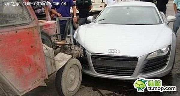 Трактор врезался в Audi R8 (5 фото)