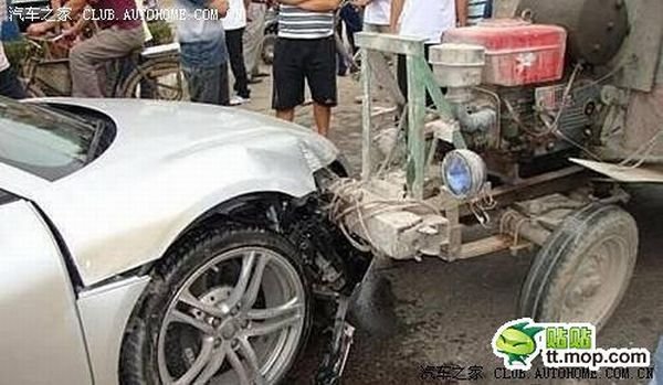 Трактор врезался в Audi R8 (5 фото)