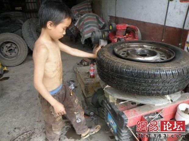 Молодой шиномонтажник (8 фото)