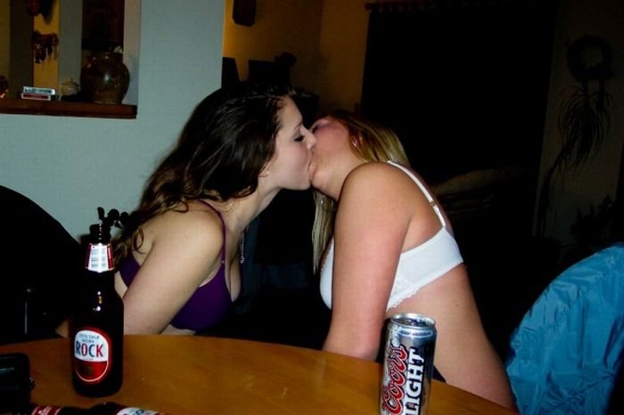 Девушки целуются (129 фото)