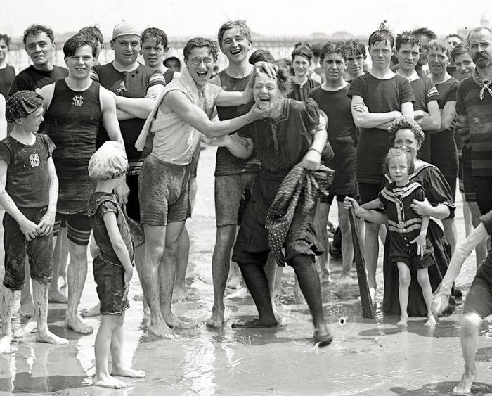 Отдых на пляже 100 лет назад (58 фото)