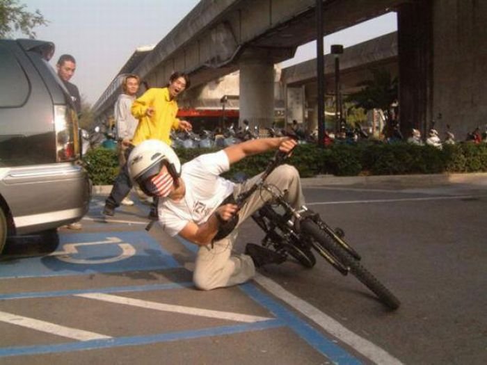 Крутые повороты на мотоциклах, велосипедах и тп (13 фото)