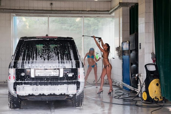 Девушки в бикини моют машины (27 фото)