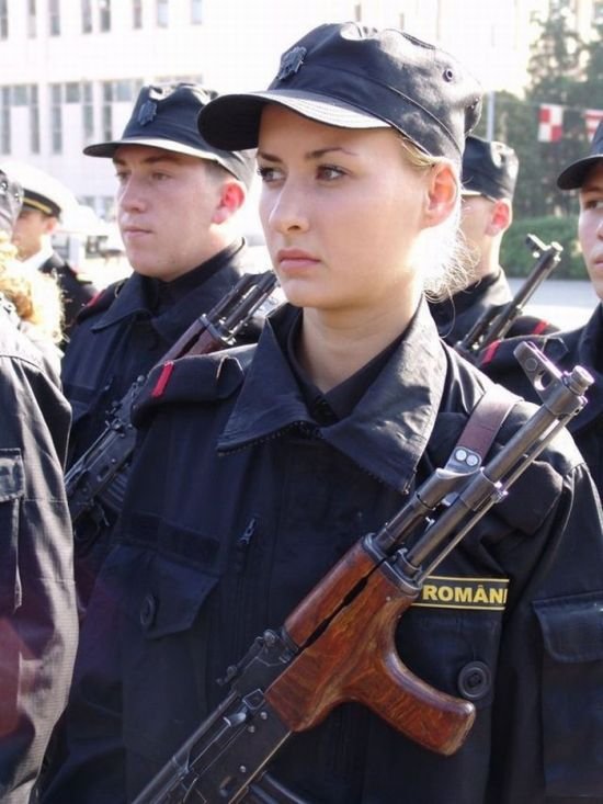 Девушки с оружием (43 фото)