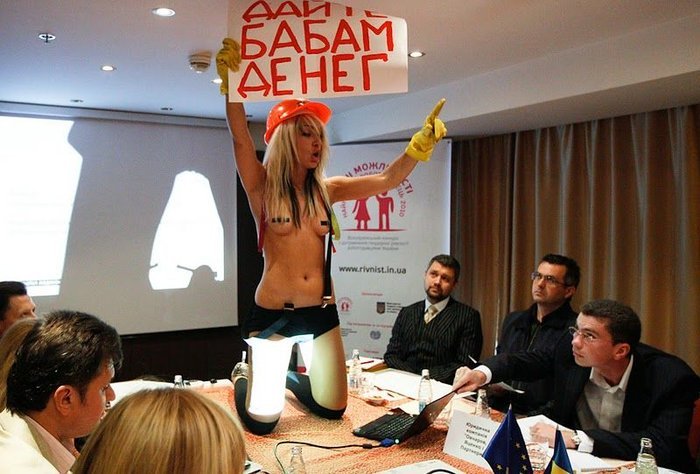 Очередная топлес-акция от Femen (9 фото)