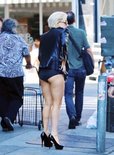 Леди Гага на улице в трусах (17 фото)
