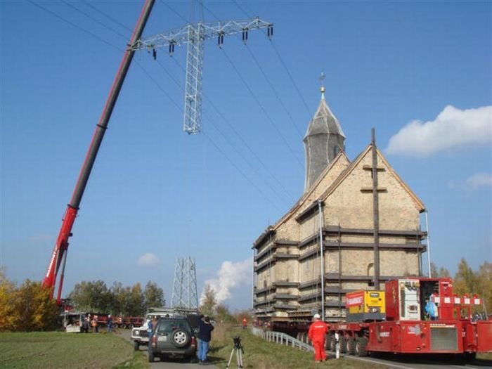 Перевозка старинной церкви (15 фото)
