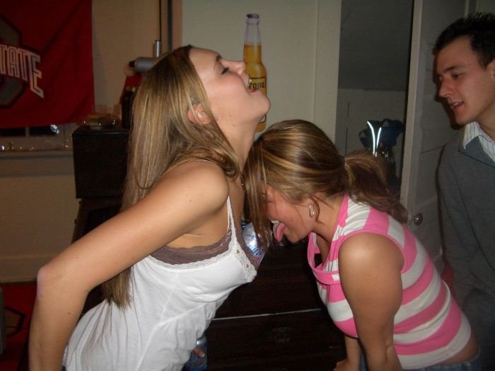 Девушки пьют из грудей своих подружек (27 фото)