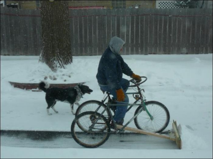 Как убирать снег с помощью велосипеда (2 фото)