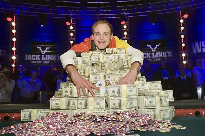 Почти 9 миллионов долларов в покер (9 фото)