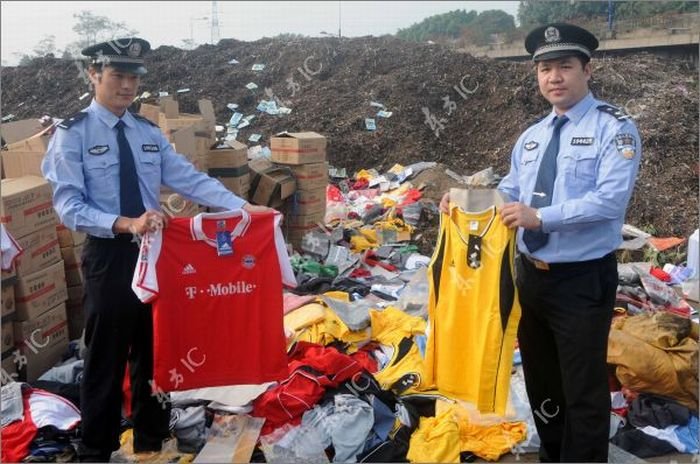 Уничтожение подделок в Китае (15 фото)