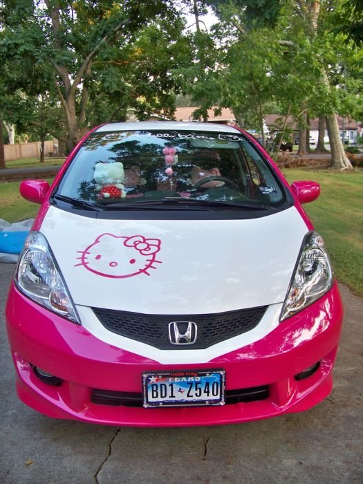 Автомобиль в стиле Hello Kitty (21 фото)