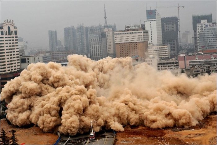 Снос здания в Китае (7 фото)