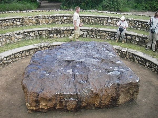 Самый большой метеорит в мире (8 фото)