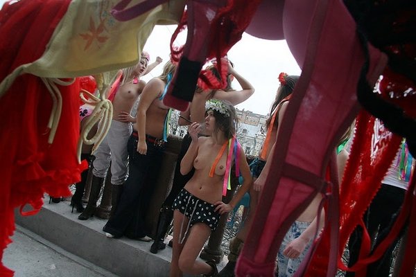 Очередная акция Femen (14 фото)