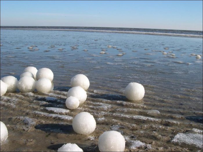 Ледяные шары (3 фото)