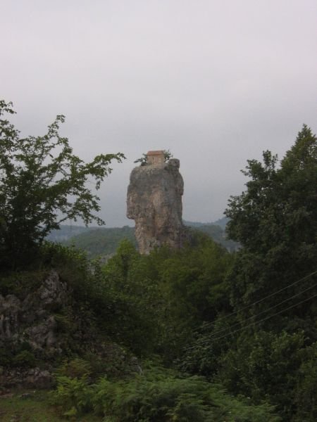 Церковь на скале в Грузии (9 фото)