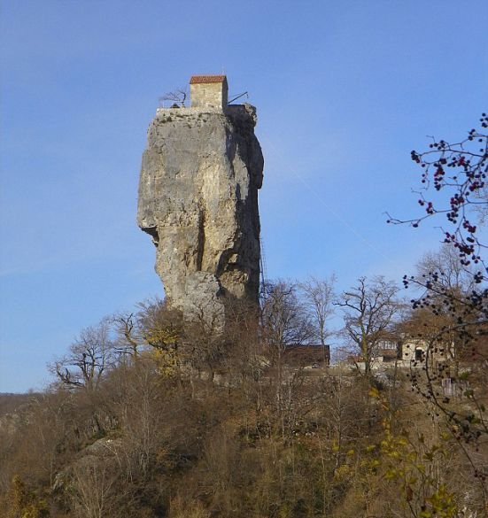 Церковь на скале в Грузии (9 фото)