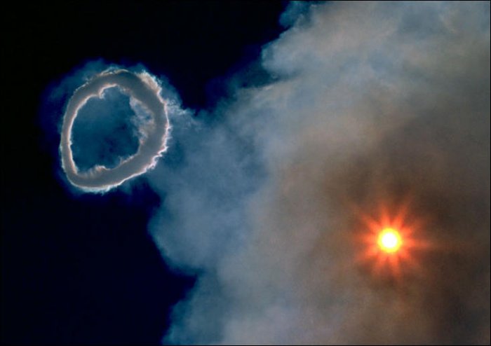 Вулкан пускает кольца (9 фото)
