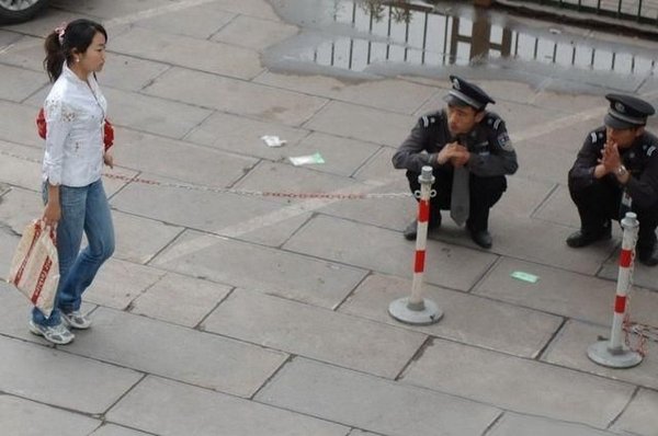Китайские полицейские следят за порядком (4 фото)