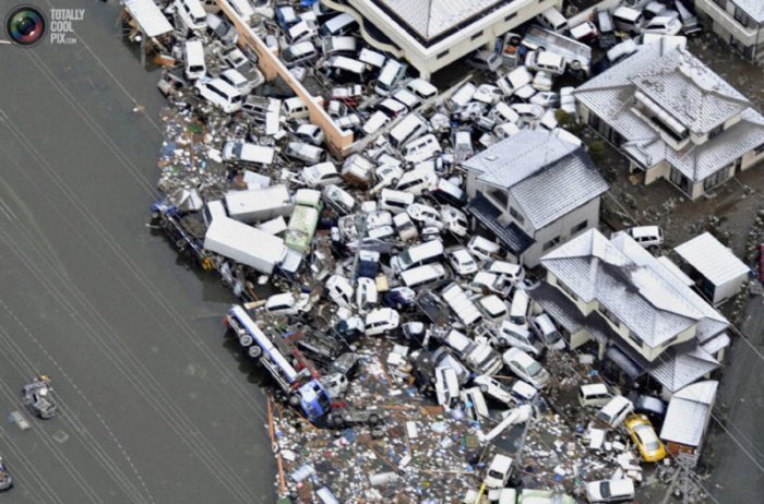 Последствия землетрясения и цунами в Японии (94 фото)