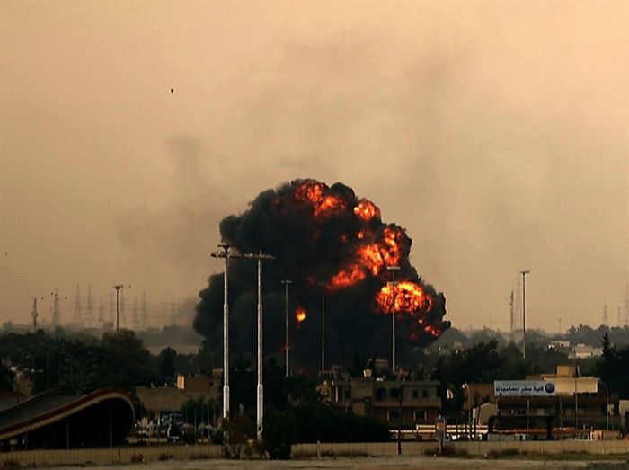 Подбитый истребитель в Ливии (3 фото)