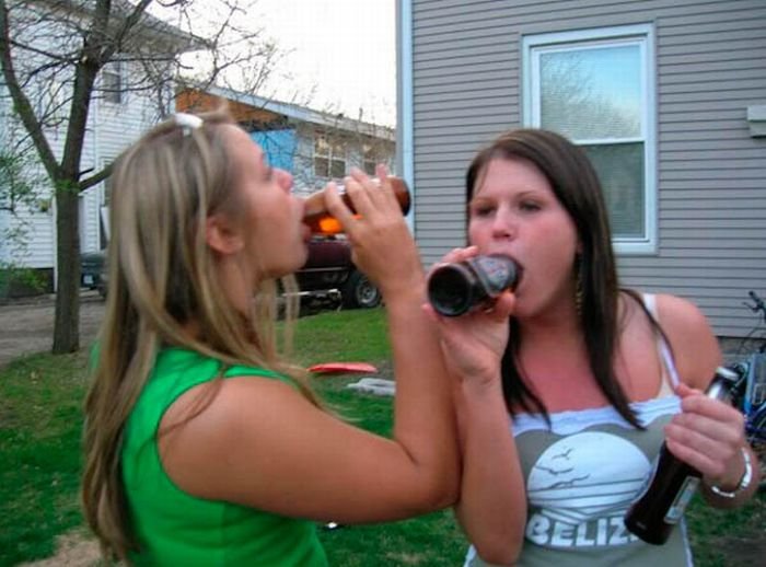 Девушки пьют пиво (46 фото)