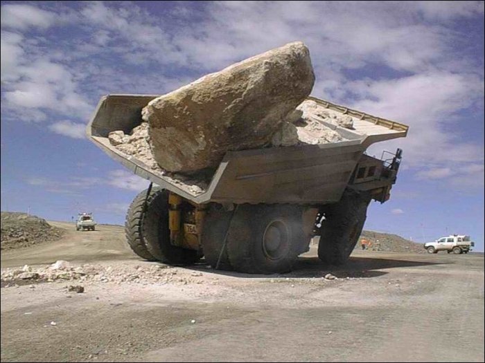 Проблемы с огромными грузовиками (11 фото)