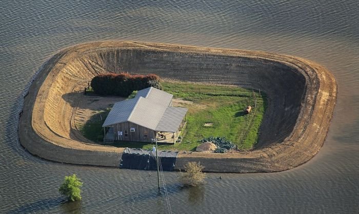 Дома, уцелевшие при наводнении (7 фото)
