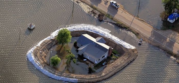 Дома, уцелевшие при наводнении (7 фото)