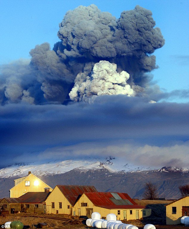 Извержение вулкана Гримствотн в Исландии (3 фото)