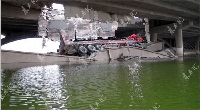 Грузовик провалился сквозь мост (11 фото)