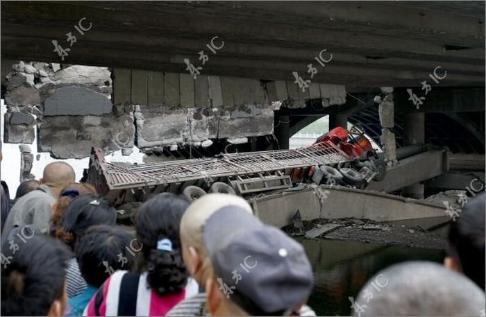 Грузовик провалился сквозь мост (11 фото)