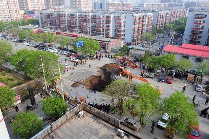 Провал асфальта в Китае (6 фото)